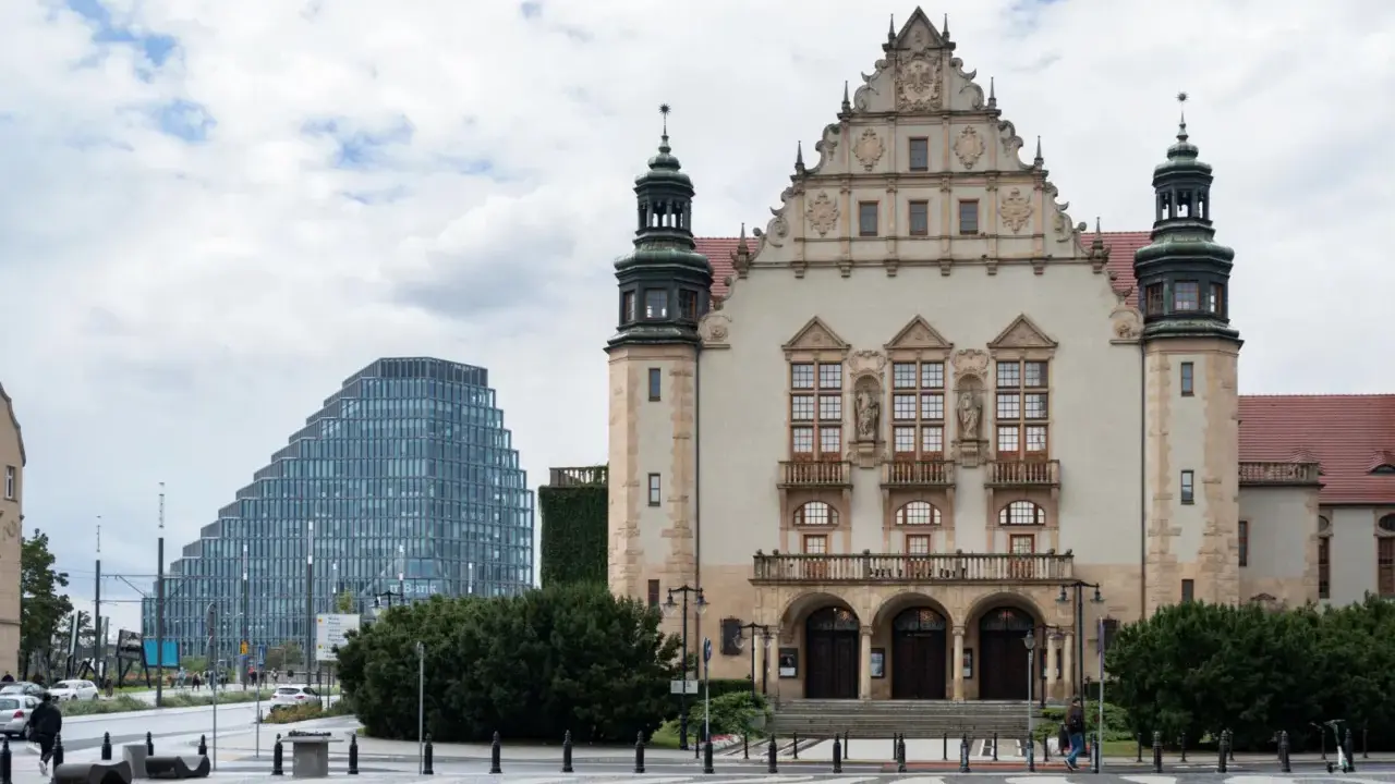 Dawny budynek uniwersytecki i nowoczesny wieżowiec w Poznaniu. Idealne miejsce na studia!