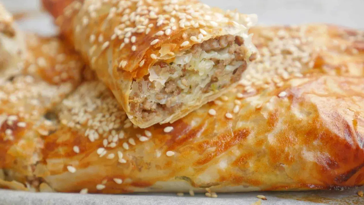 Krispig filodegsrulle fylld med köttfärs och lök, toppad med sesamfrön. Ett perfekt filodeg recept för en god måltid.