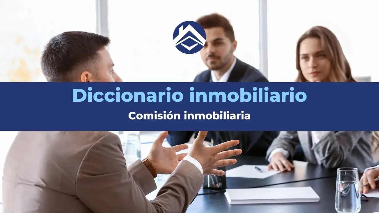 Equipo discutiendo la comisión inmobiliaria para una venta.