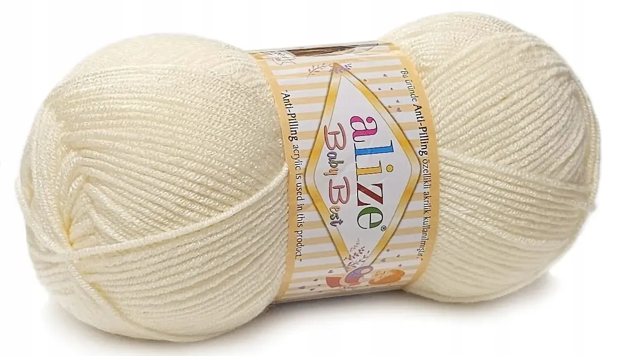 Kłębek jasnej, kremowej włóczki Alize Cotton Baby Soft. Idealna do delikatnych dzianin dla dzieci, miła w dotyku i odporna na mechacenie.