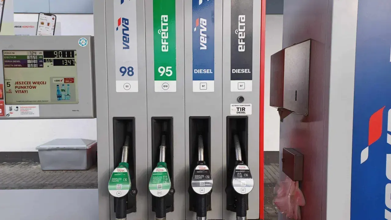 Dwie pompy paliwowe: jedna z oznaczeniem benzyna (98, 95), druga z napisem DIESEL. Wybór między benzyną a ropą.