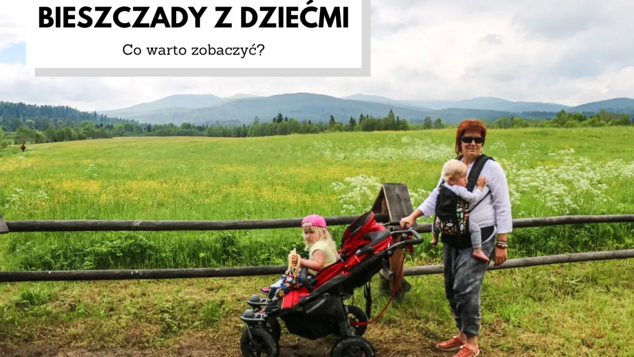 Kobieta z dzieckiem w chuście i dziewczynka w wózku na tle malowniczych Bieszczad.