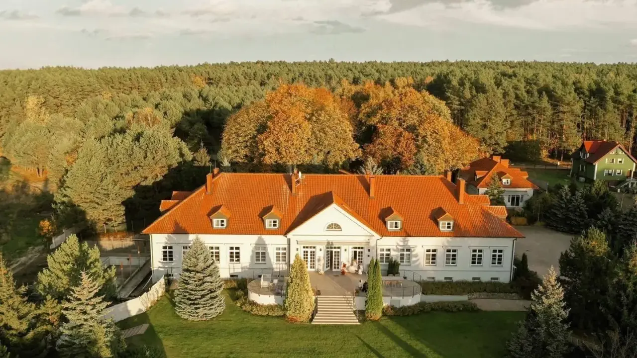 Malowniczy dworek w Wielkopolsce, idealny na agroturystykę z wędkowaniem. Otoczony lasem, oferuje spokój i kontakt z naturą.