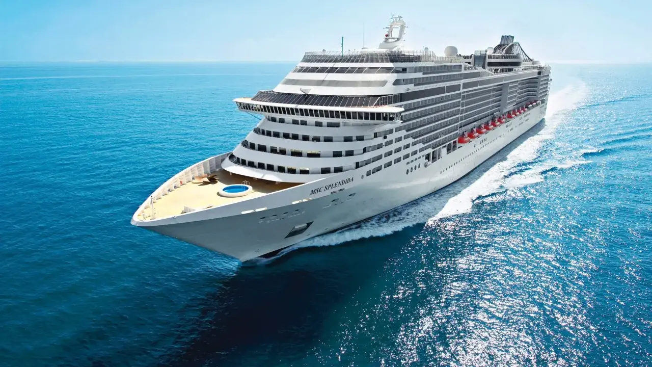 MSC Splendida solca il mare blu. Prenota la tua crociera con MSC cancellazione gratuita e parti senza pensieri!