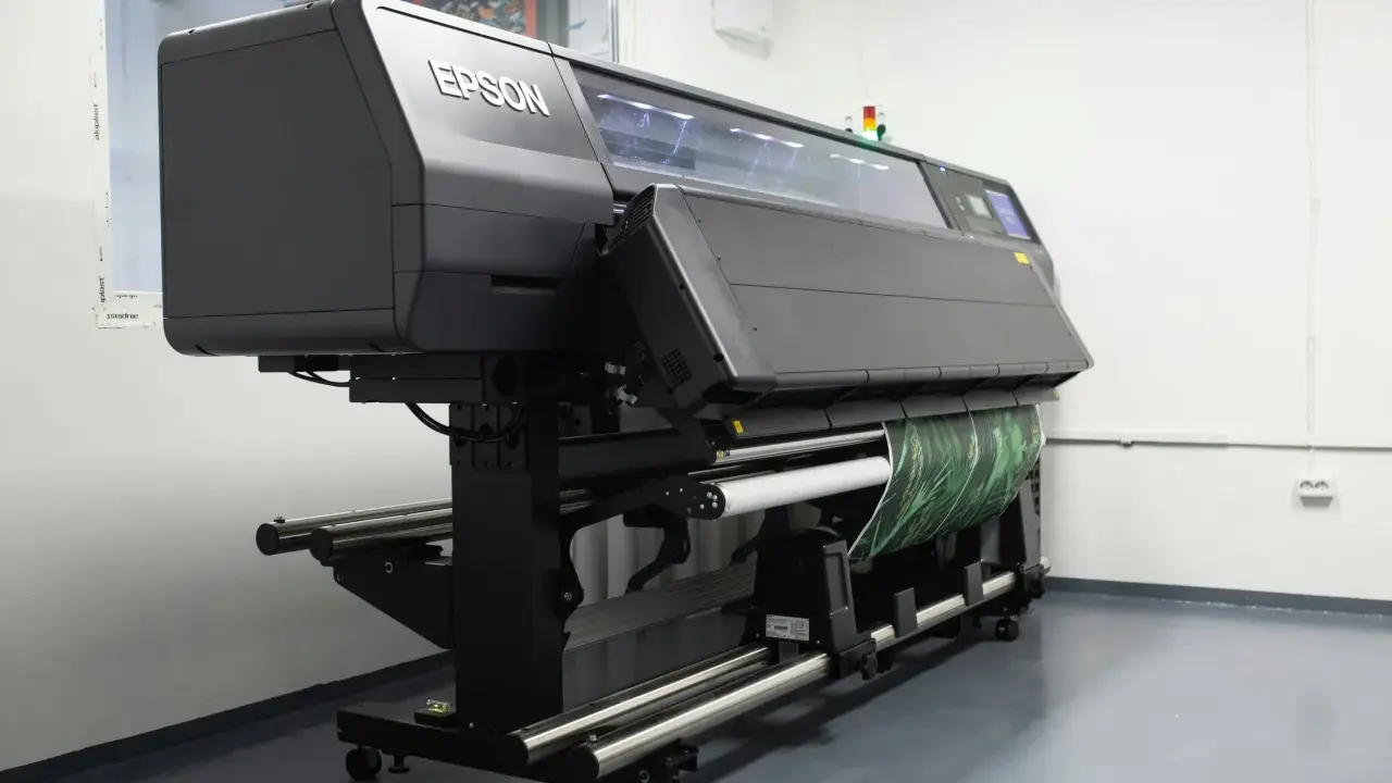 Profesjonalna maszyna Epson do druku solventowego z zielonym wzorem na rolce.