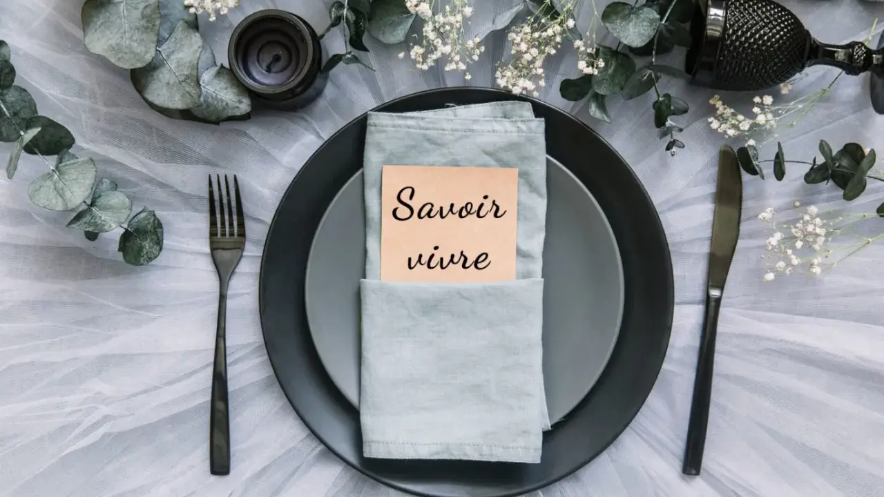 Eleganckie nakrycie stołu z kartką "Savoir vivre" - idealne na zaproszenia na ślub.
