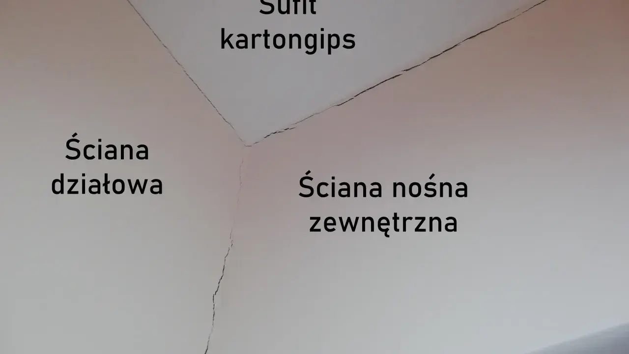 Pękające ściany starego domu, sufit kartongips, ściana działowa, ściana nośna zewnętrzna i wnęka okienna.