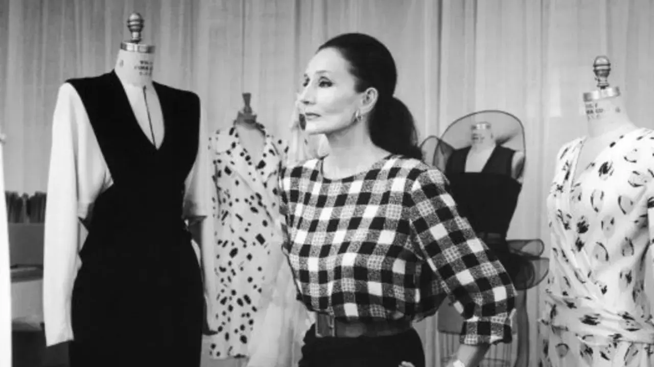 Jacqueline de Ribes, diseñadora, supervisa la confección de un vestido de lunares y otro estampado floral.