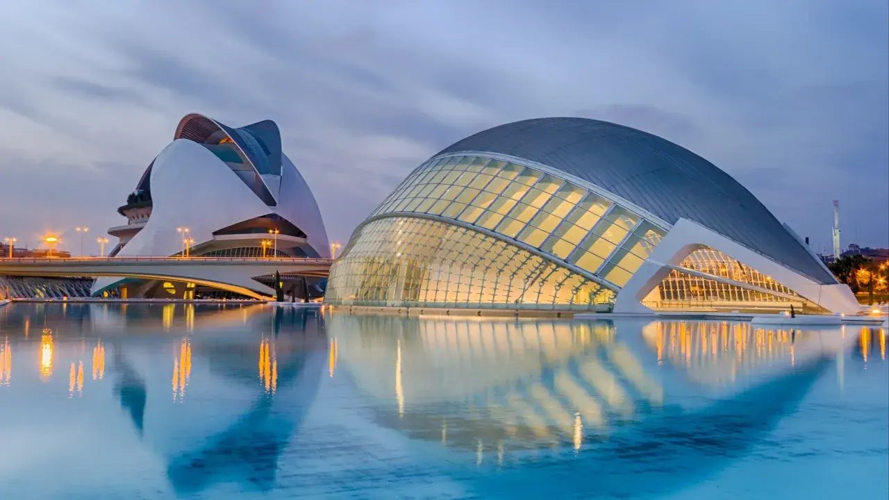 Futuristische Architektur in Valencia, Spanien, mit reflektierenden Wassern. Ein Muss für jeden, der die spanien highlights erleben möchte.