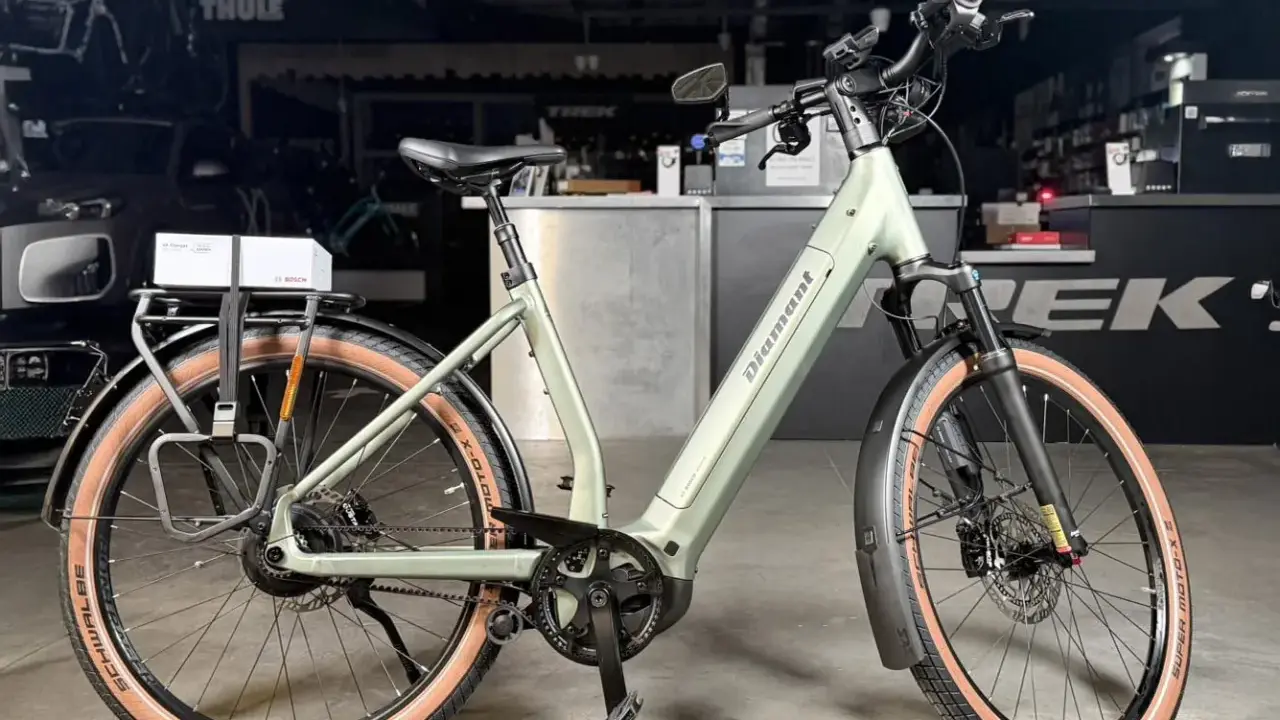Stylowy, zielony rower elektryczny Diamant z bagażnikiem i ładowarką Bosch. Idealny na miejski trek 1120.