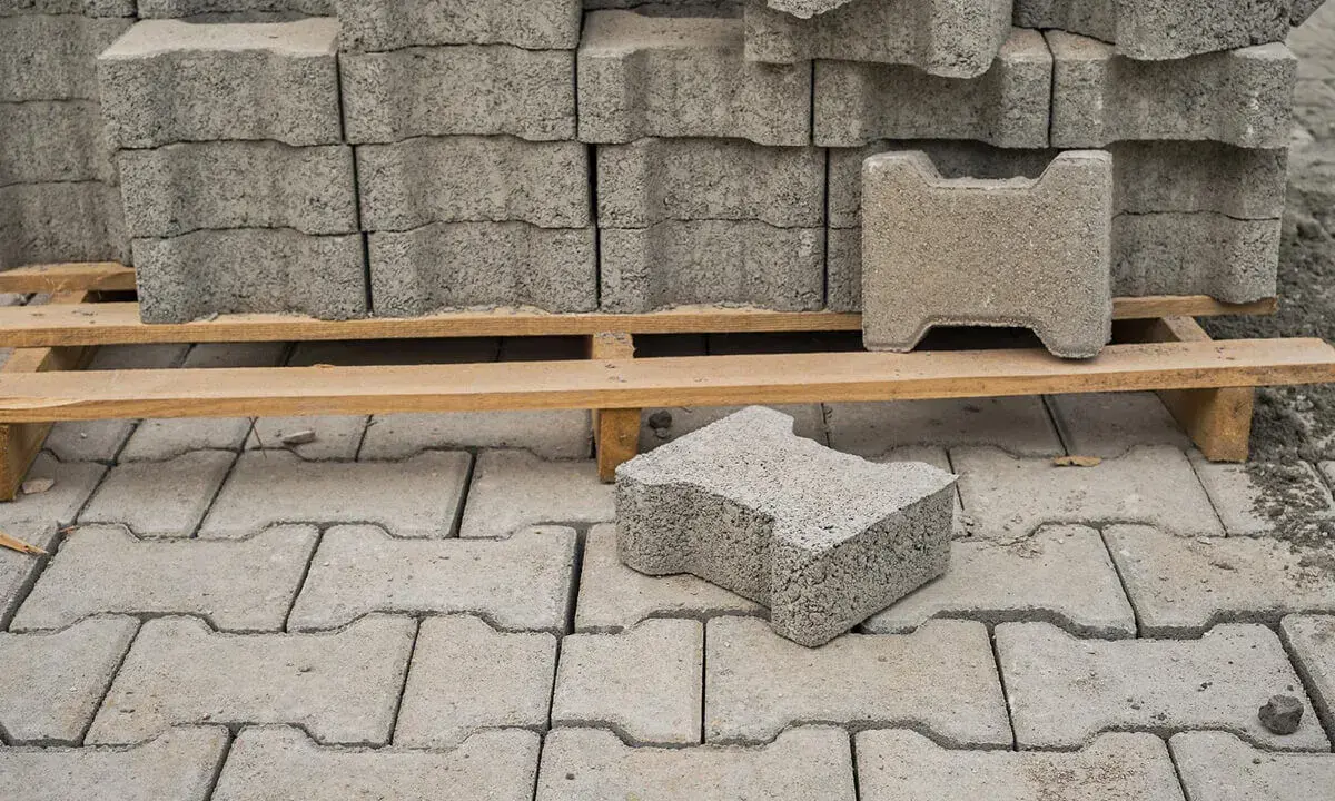 Ile kruszywa pod kostkę na m2? Dokładny kalkulator i porady