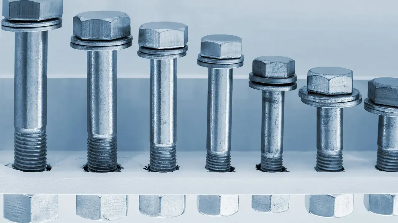 Varios tornillos de diferentes tamaños, con cabezas hexagonales y arandelas. El tornillo 8.8 indica su alta resistencia.