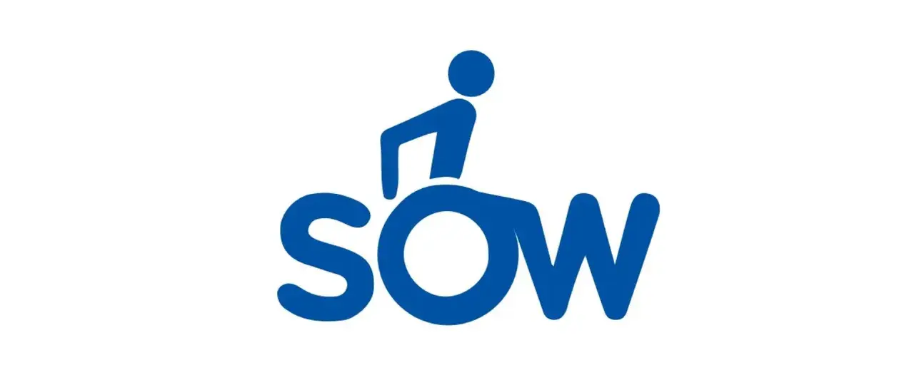 Niebieski symbol osoby na wózku inwalidzkim, tworzący literę "SOW". Informacja o dofinansowanie do wózka inwalidzkiego PCPR.