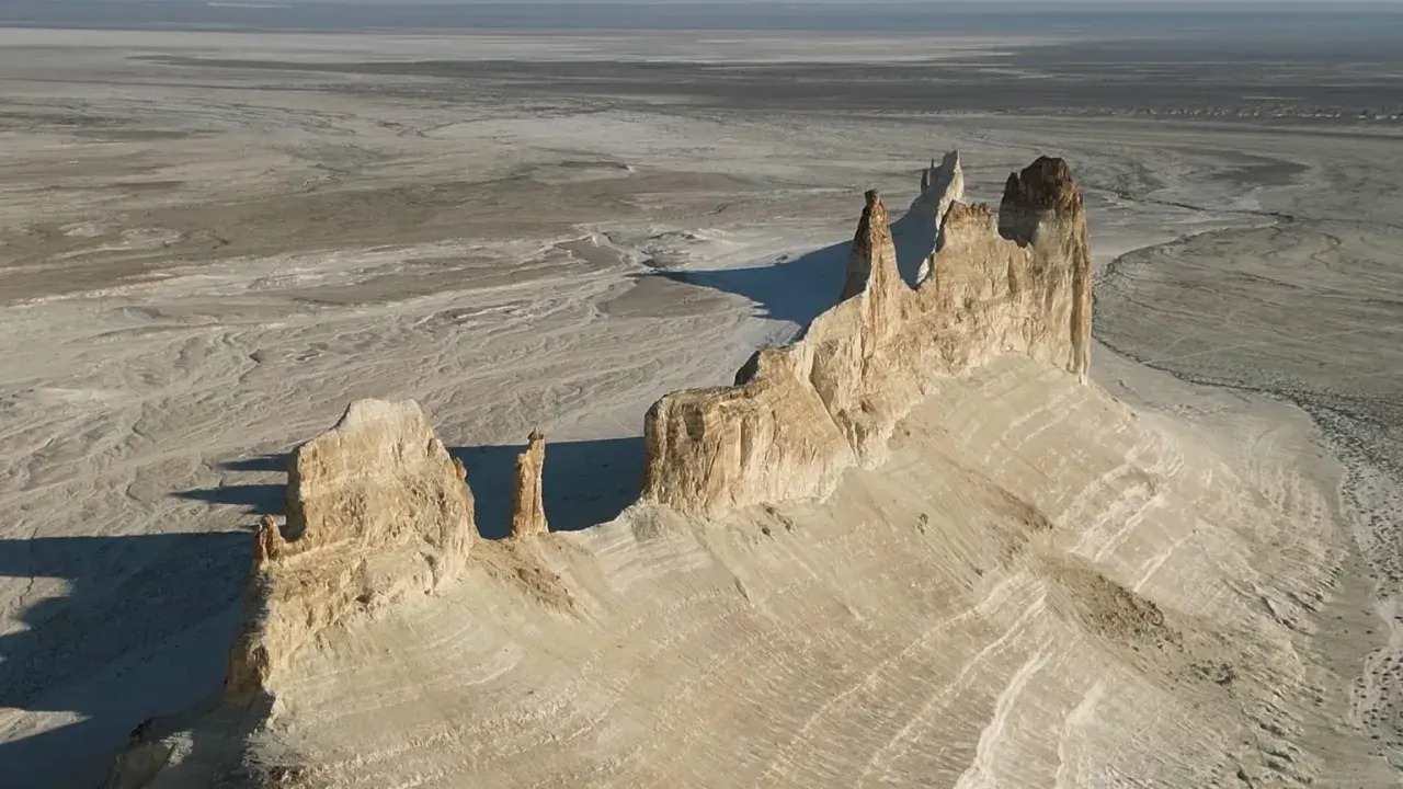 Formazioni rocciose bianche e imponenti nel deserto del **Kazakistan, dove si trova** questo paesaggio surreale.