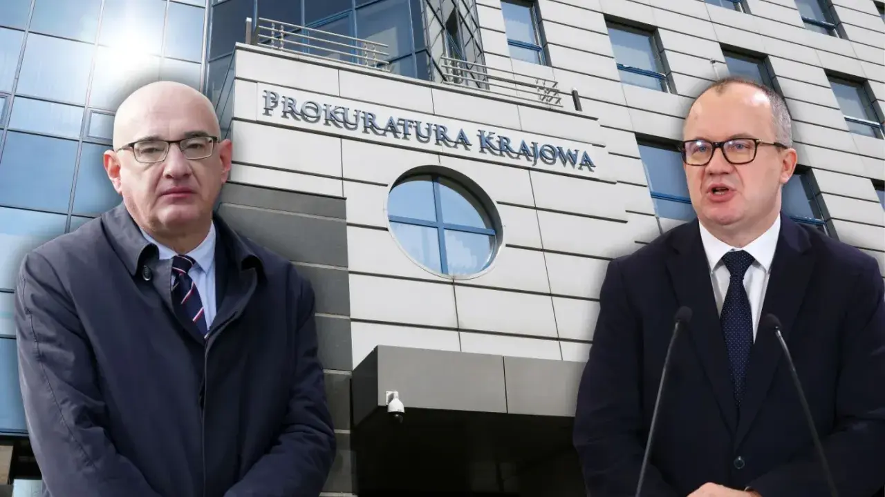 Dwóch mężczyzn przed budynkiem Prokuratury Krajowej. Jeden w płaszczu, drugi w garniturze. Czyżby szykował się zamach stanu?