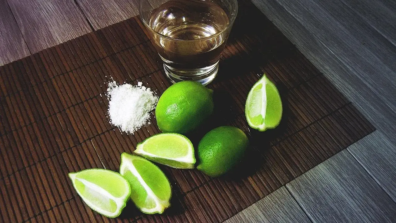 Tequila Sierra, jak pić? Kieliszek złocistego alkoholu, garść soli i soczyste limonki – idealny zestaw na wieczór.