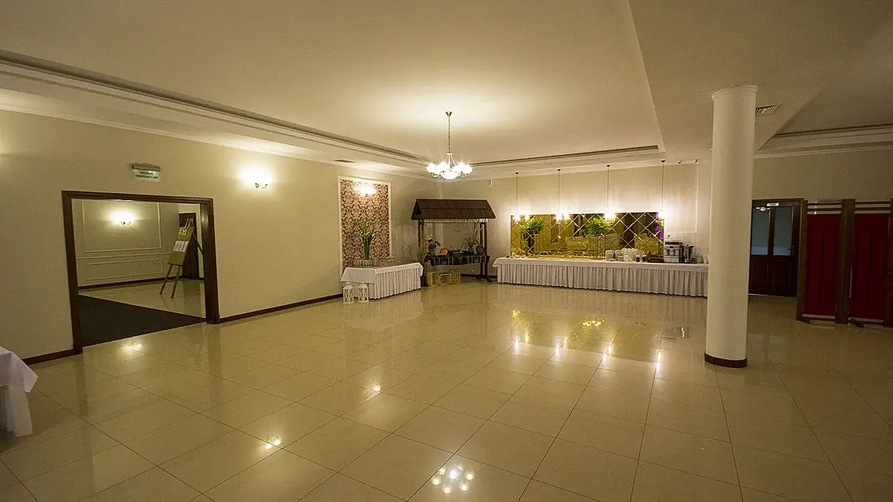 Elegancka sala bankietowa w Dworku Kasztelan Serokomla, gotowa na przyjęcie gości.