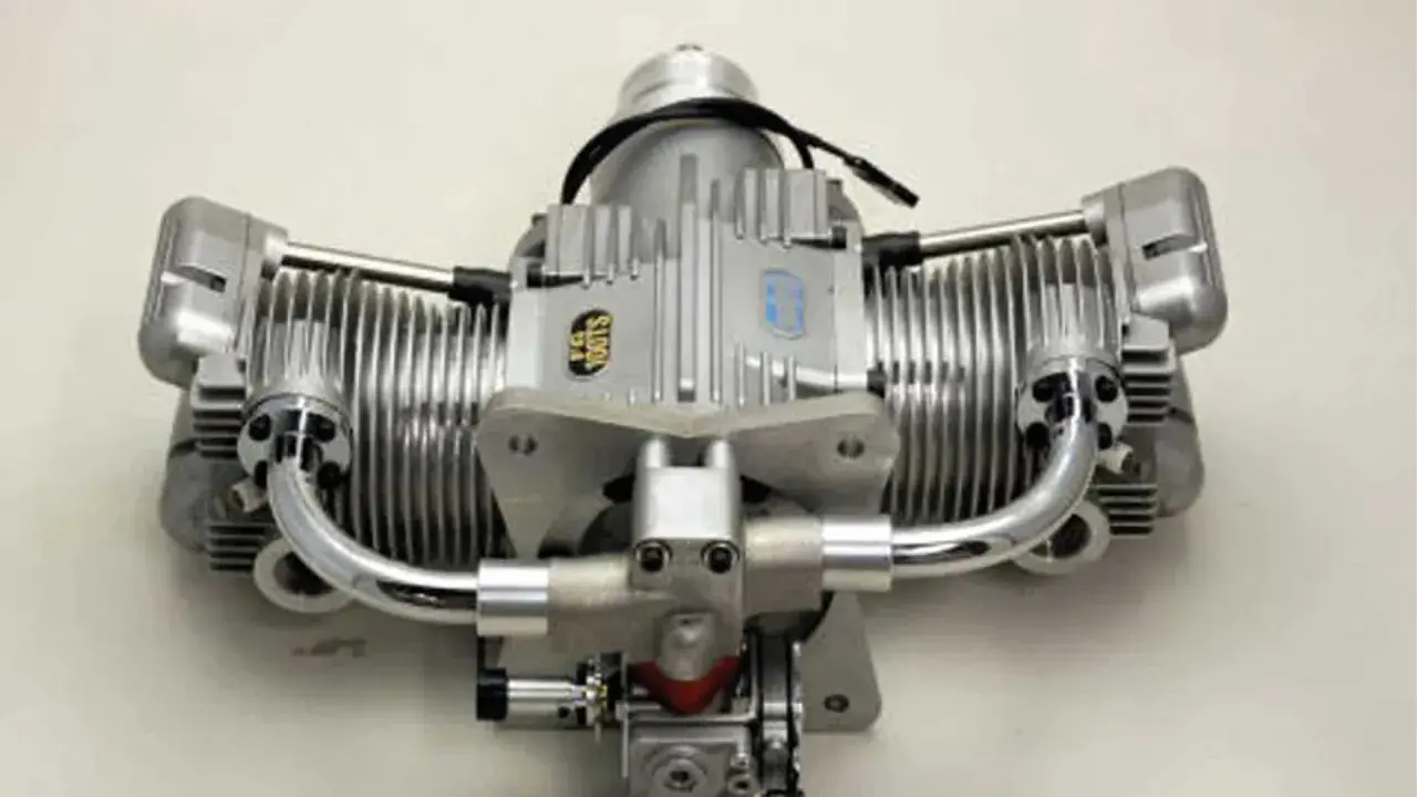 Zwei Zylinder-Motor, Modell Saito FG 41TS, mit Kühlrippen und Auspuffkrümmern.