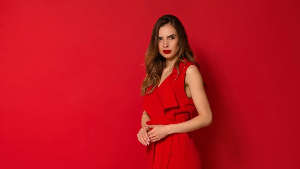Mujer con piel morena y vestido rojo, labios rojos intensos, un look perfecto para cualquier ocasión.