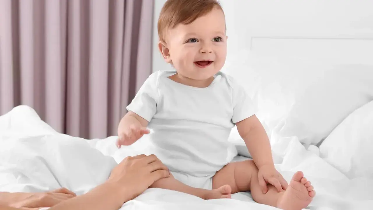 Kiedy dziecko siada? Etapy, wsparcie, czego unikać!