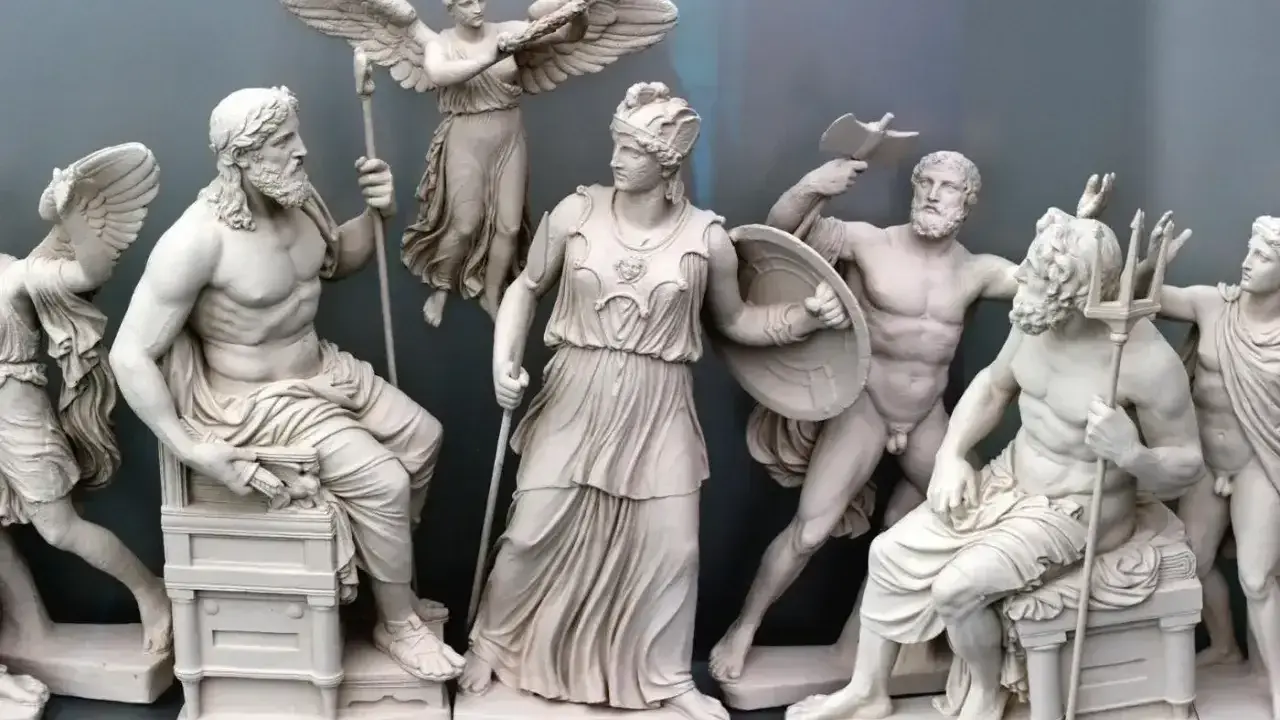 Rzeźby bogów greckich, ukazujące sceny walki i triumfu, odzwierciedlają mitologizację w literaturze, inspirując opowieści o potędze i boskich interwencjach.
