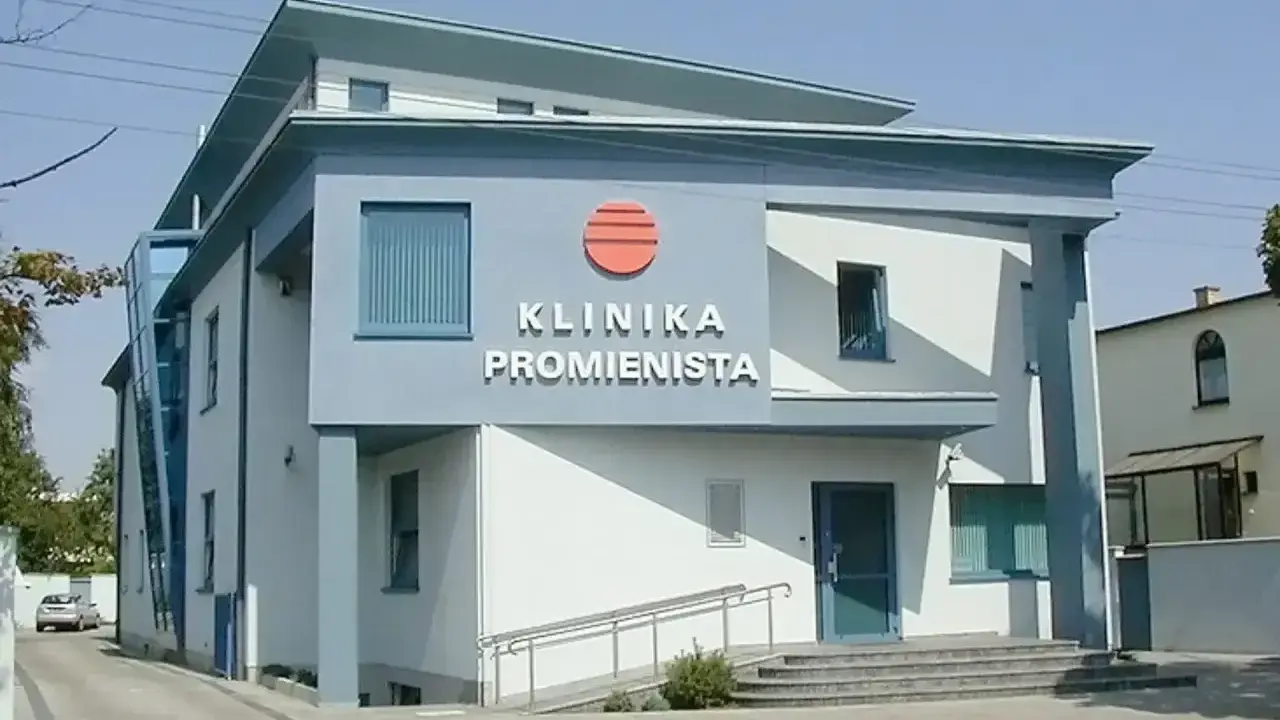 Nowoczesny budynek kliniki "Klinika Promienista" w Poznaniu.