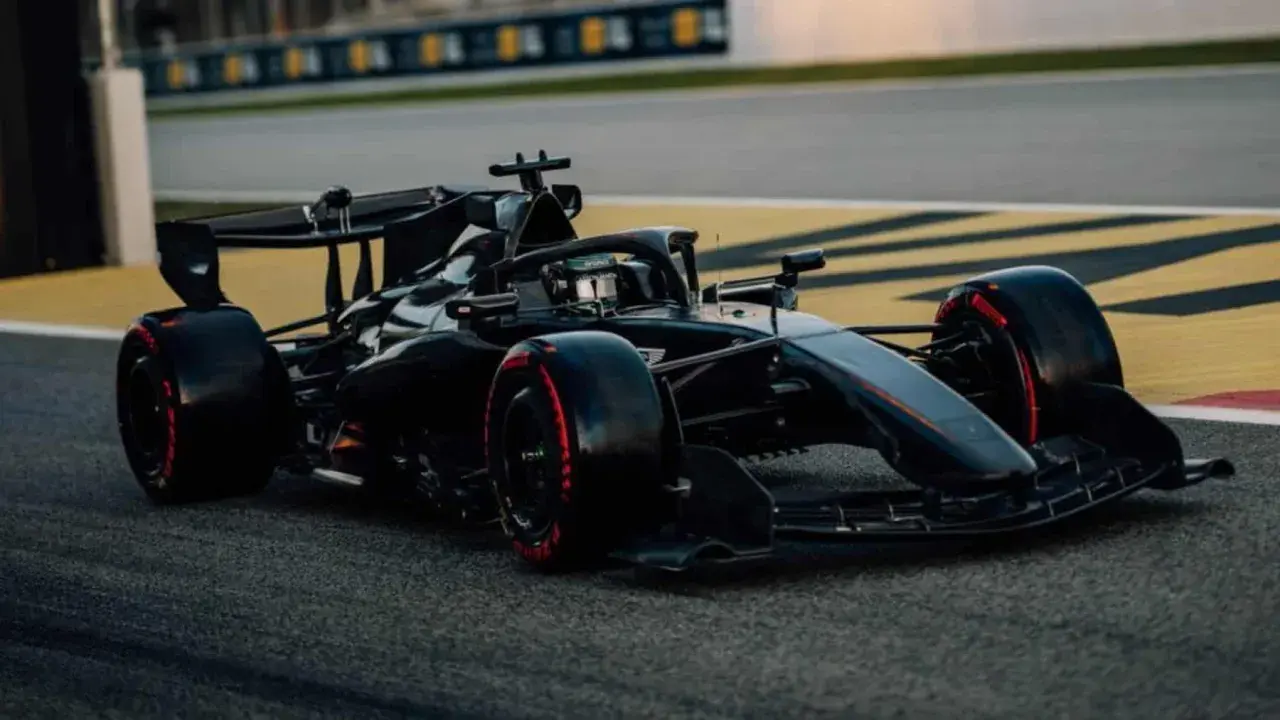 Coche de F1 Aston Martin negro con detalles rojos, listo para la presentación Aston Martin 2026.