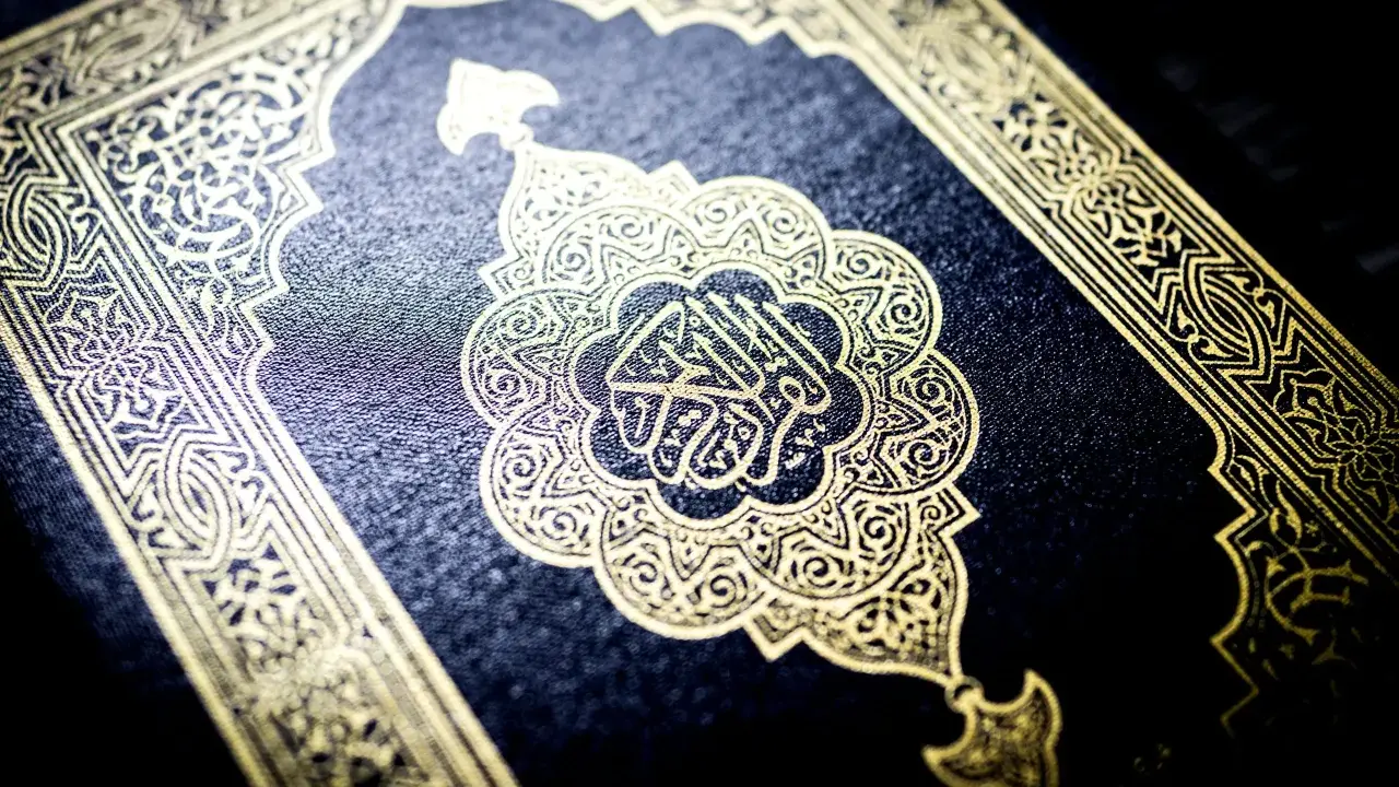 Ein prachtvoller Koran mit goldenen Verzierungen, die an die mystische Welt des Dschinn im Islam erinnern.