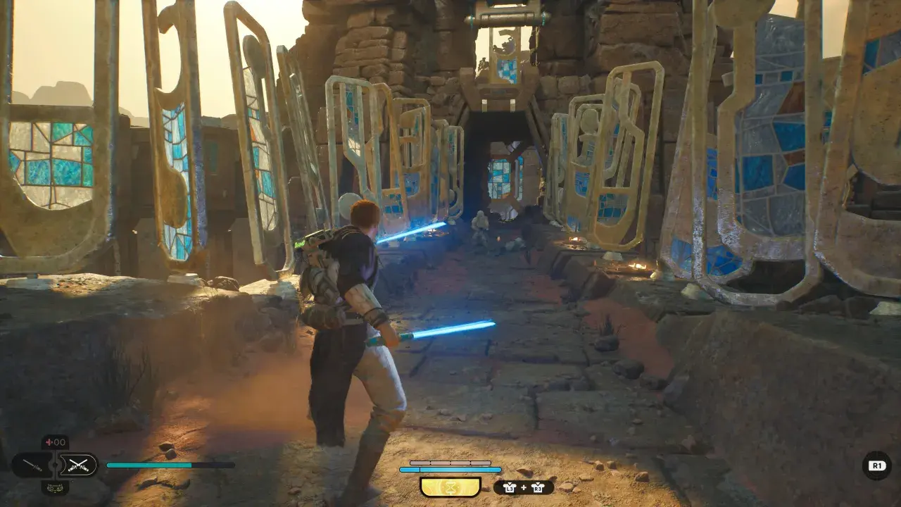 Jedi Survivor: Cal Kestis z niebieskim mieczem świetlnym w starożytnych ruinach, walczy z droidami.