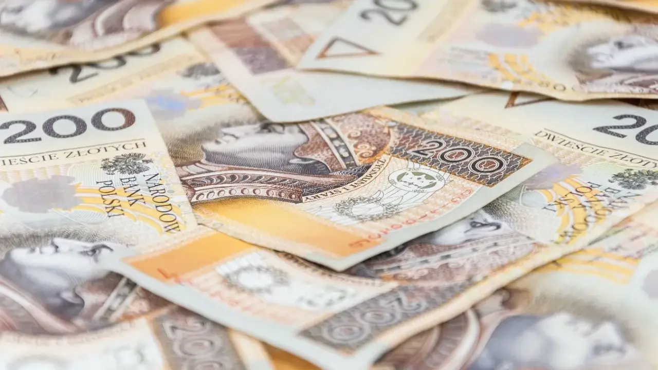 Stos banknotów 200 zł. Zastanawiasz się, komu nie przysługuje rekompensata do emerytury?