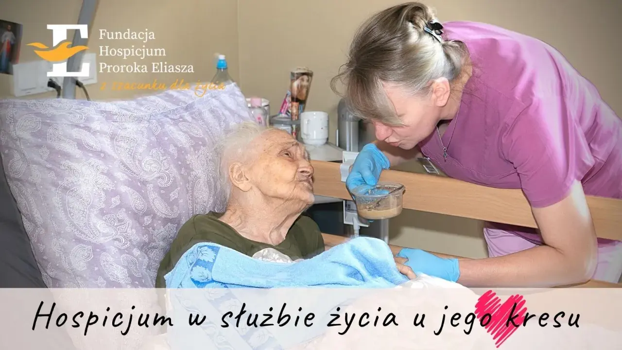 Opiekunka karmi starszą pacjentkę w hospicjum. Troska i szacunek w hospicjum dla osób starszych.