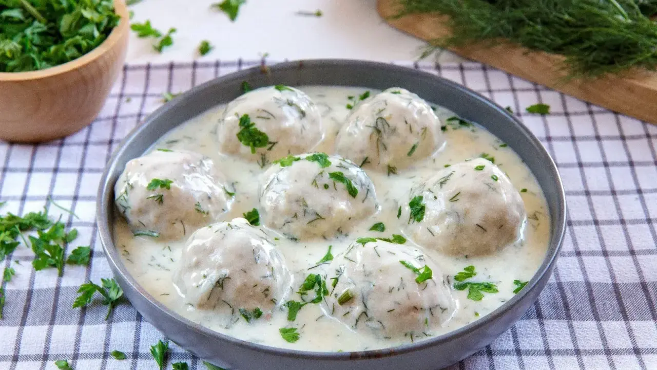 Pyszne pulpety w sosie chrzanowym, posypane świeżym koperkiem i natką pietruszki. Idealne danie obiadowe.