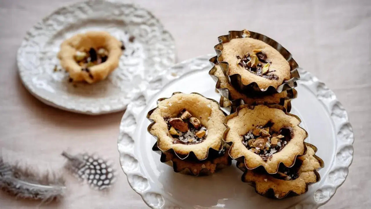 Små, enkla bakverk med choklad och nötter i fina formar. Perfekta till fikat.