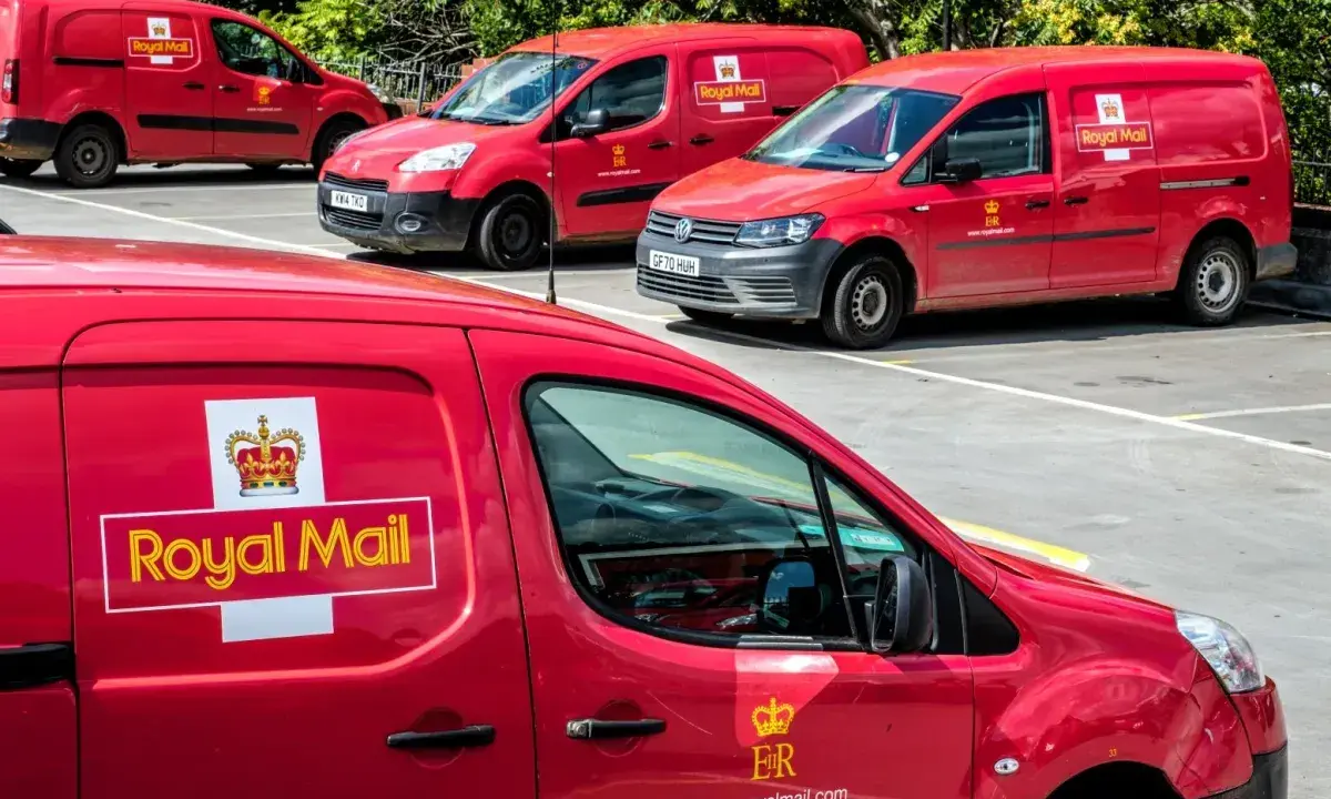 Czerwone furgonetki Royal Mail Polska zaparkowane na placu.