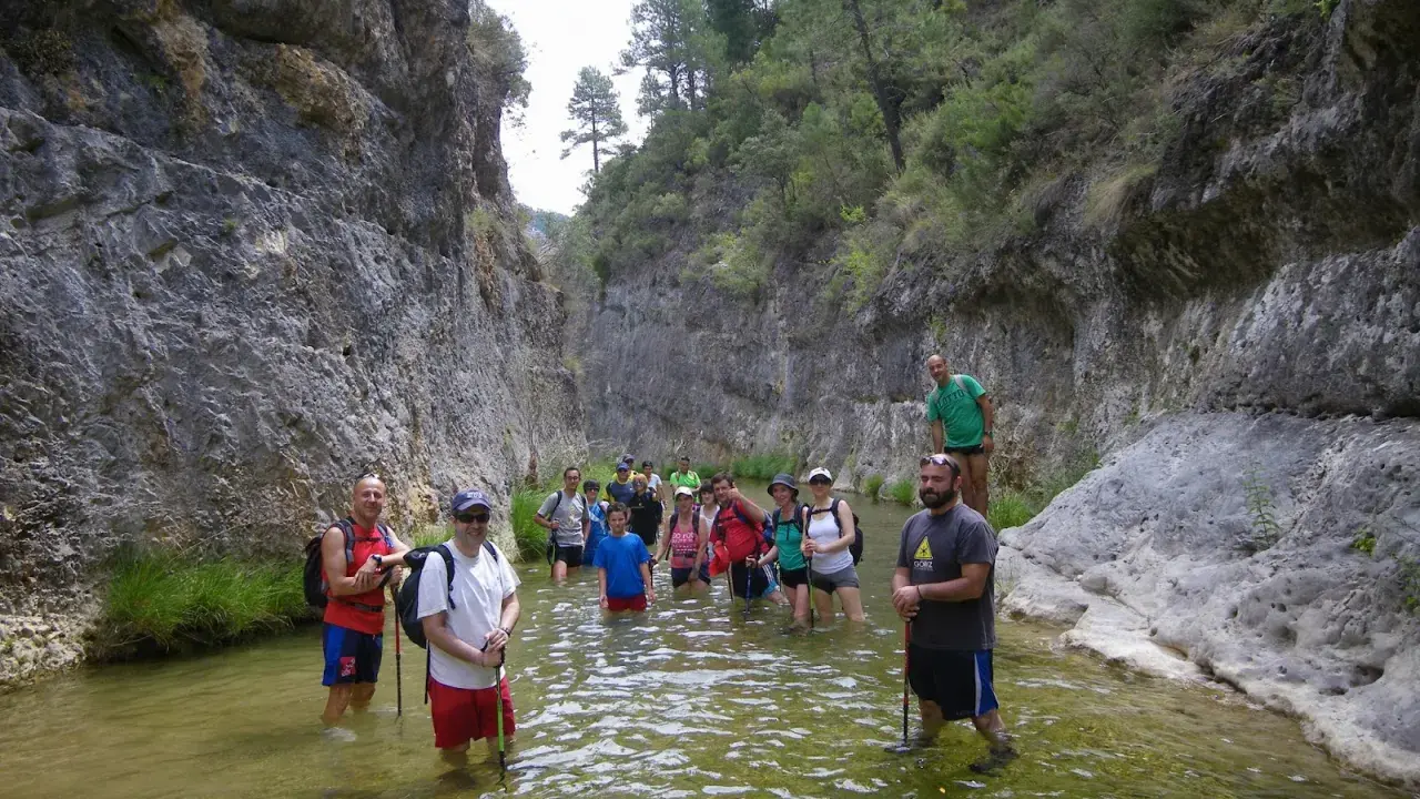 Grupo de senderistas disfrutando de un refrescante baño en el río, un lugar ideal donde bañarse en Yeste.