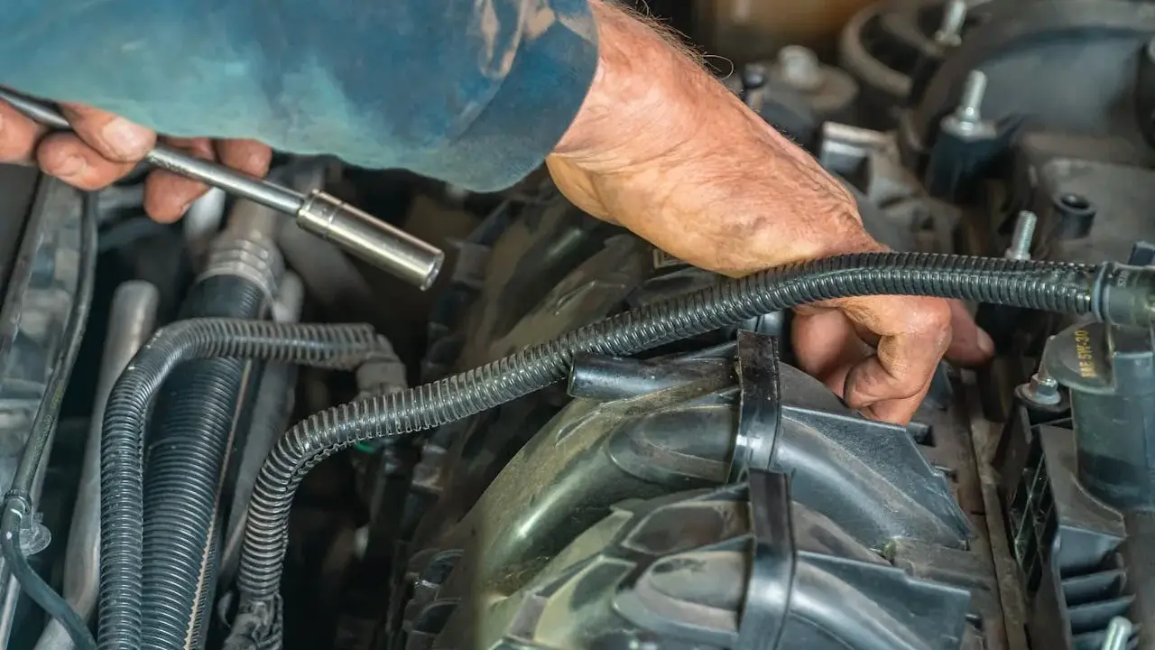 Mechanik wymienia uszczelniacz półosi. Poznaj wymiana uszczelniacza półosi koszt i dowiedz się, jak to zrobić.