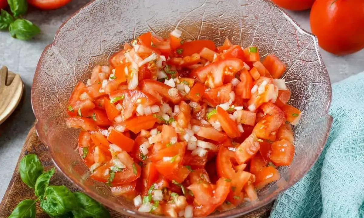 Frischer Tomatensalat mit Zwiebeln und Kräutern, perfekt für ein leichtes Tomatensalat Rezept.