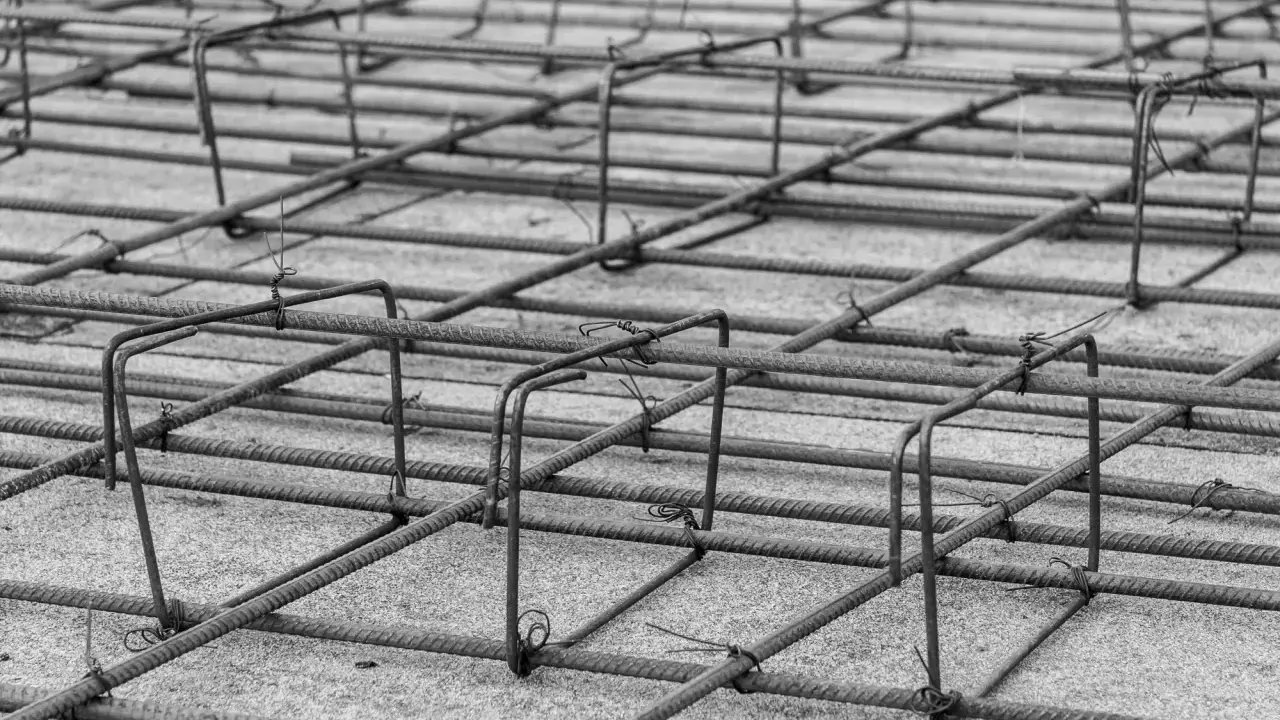 Siatka zbrojeniowa, gotowa do zalania betonem. To zbrojenie płyty fundamentowej zapewni stabilność konstrukcji.