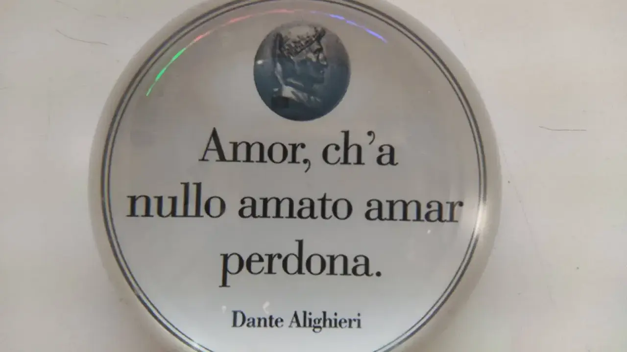 Medaglione con ritratto di Dante e la celebre frase "Amor, ch'a nullo amato amar perdona", che esprime il significato dell'amore reciproco.