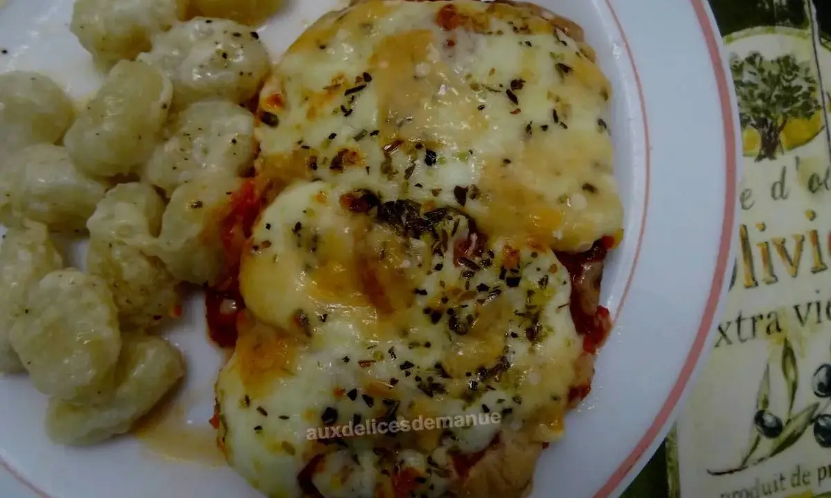 Escalope de veau parmigiana, une recette italienne savoureuse, servie avec des gnocchis.