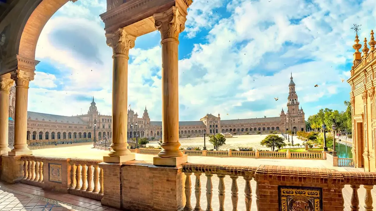 Prachtvoller Blick auf die Plaza de España in Sevilla, inspiriert von der Architektur von Jerez de la Frontera.