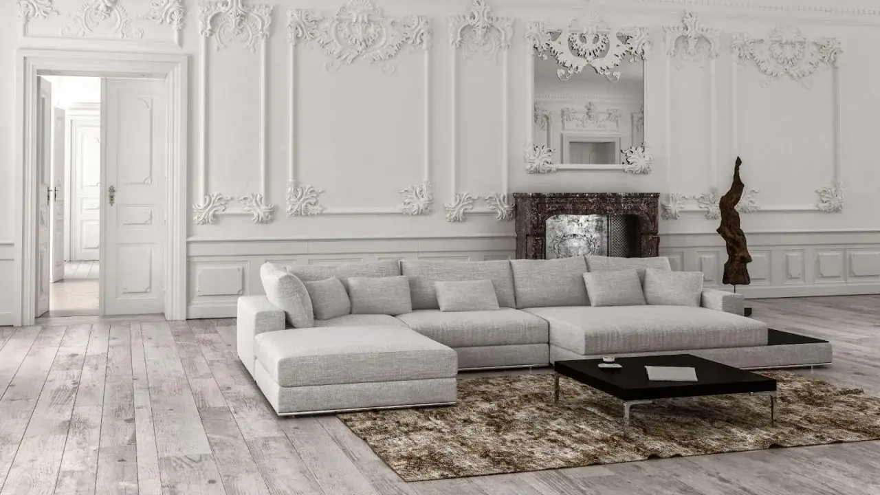 Elegancki salon z ozdobną ramą lustra ze styropianu, kominkiem i wygodną sofą.