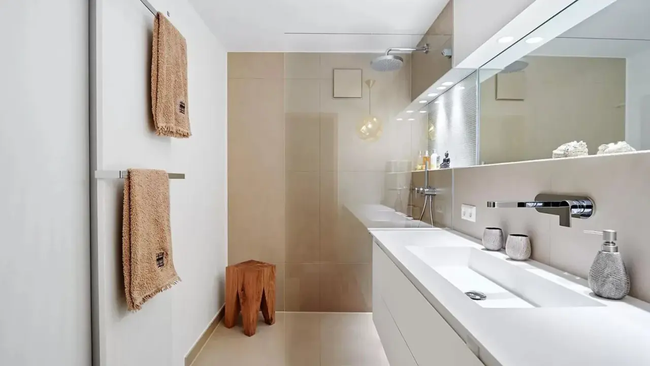 Bagno moderno con lavabo bianco, doccia a pioggia e dettagli in legno. Ottime idee per arredare bagno con stile minimalista.