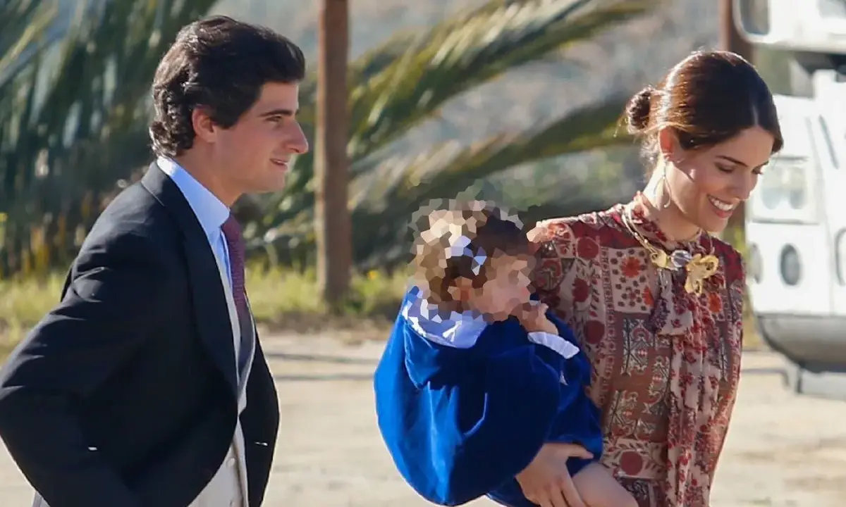 Sofía Palazuelo, radiante en una boda, pasea con su hija. El padre, elegante de traje, les acompaña.