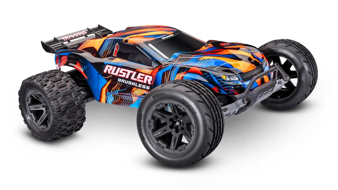 Ein bunter Traxxas Rustler stadium truck mit schwarzem Heckspoiler und großen Reifen, bereit für jedes Abenteuer.