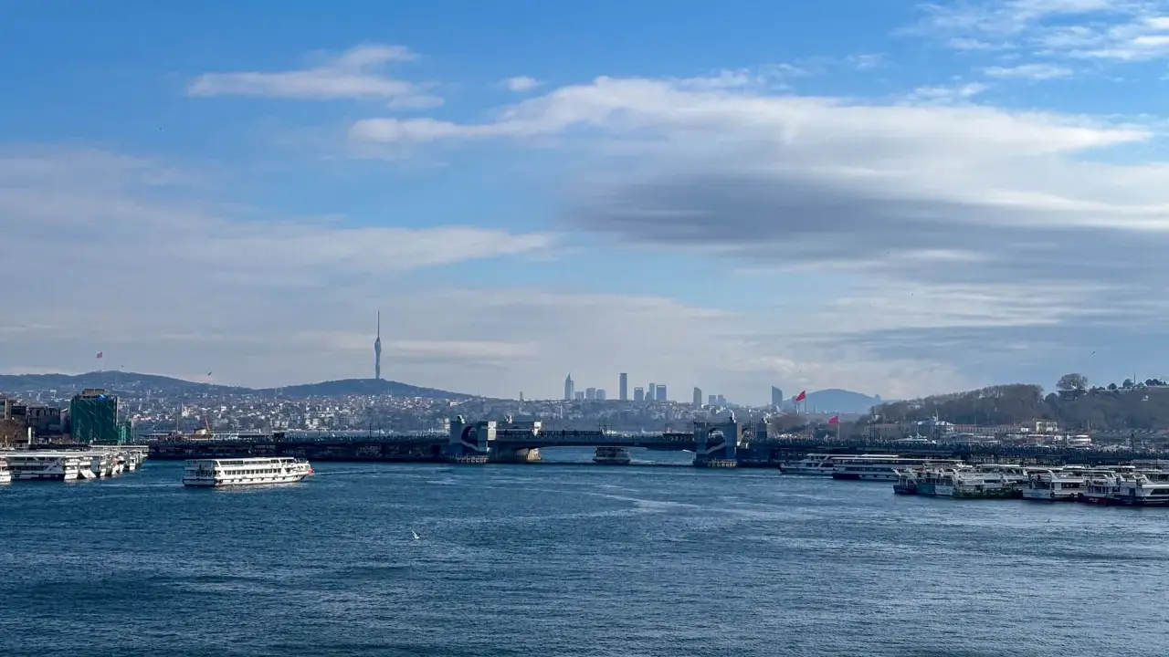 Blick über das Wasser auf die Skyline von Istanbul mit dem Galataturm und der Galatabrücke. Hier finden Sie einige Istanbul Geheimtipps.