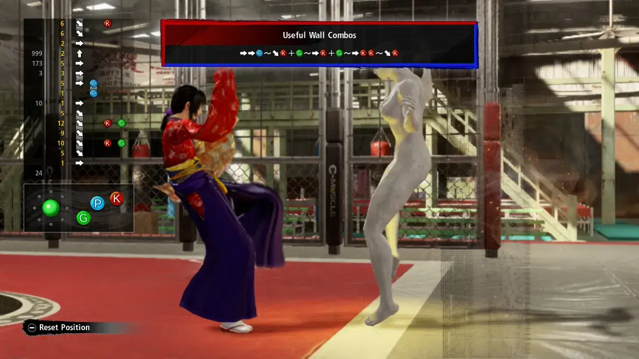 Wirtualny wojownik trenuje ciosy przy ścianie. Na ekranie widoczne są kombinacje ruchów z gry Virtua Fighter.