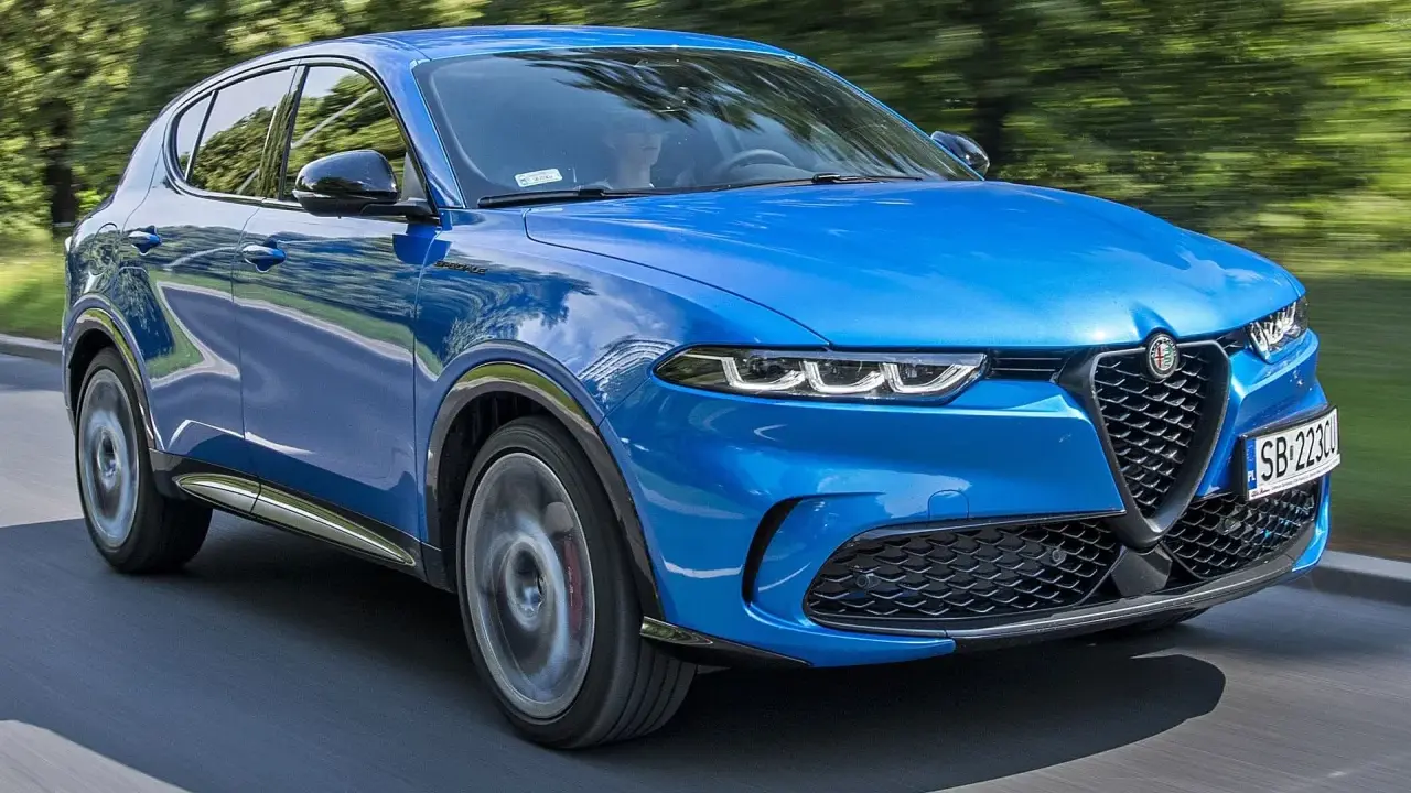 Niebieskie Alfa Romeo Tonale w ruchu. Sprawdź aktualną alfa romeo tonale cena i wybierz swój wymarzony SUV.