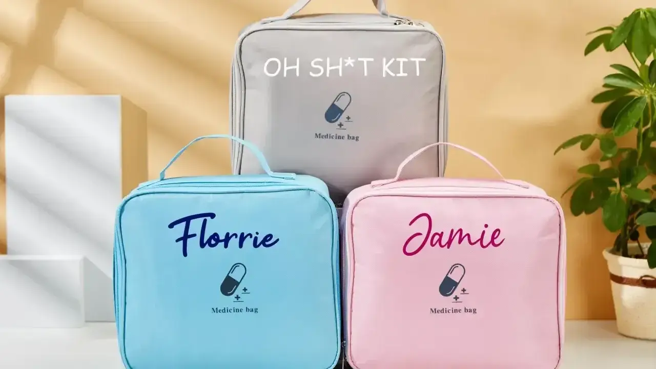 Trzy kosmetyczki: szara z napisem "OH SH*T KIT", niebieska "Florrie" i różowa "Jamie". Idealne, by wiedzieć, co zabrać na wesele, gdyby coś poszło nie tak.