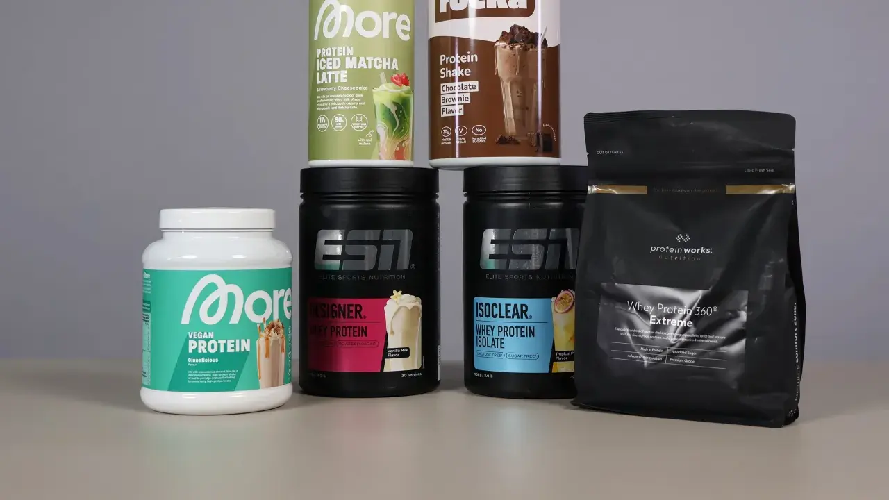 Verschiedene Proteinshakes, darunter ein "Whey Protein" von ESN und ein "Whey Protein 360° Extreme" von Protein Works.